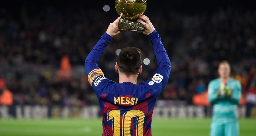 Messi exhibits his 6th Ballon d'Or in the Camp Nou.