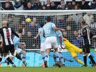 Jonjo Shelvey scored a late equalizer that leaves Manchester City 11 points away from Liverpool.