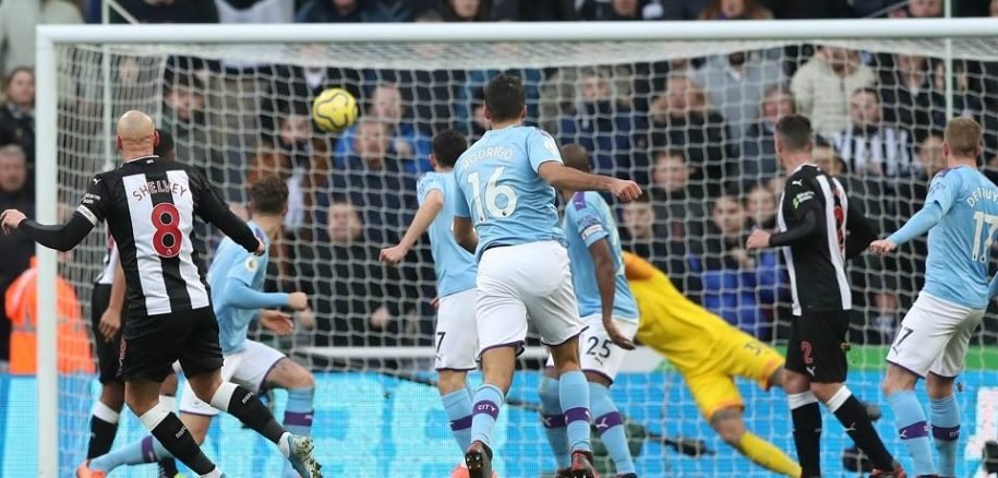 shelveysgoal Jonjo Shelvey scored a late equalizer that leaves Manchester City 11 points away from Liverpool.