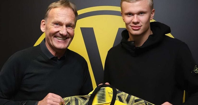 Haaland posing with Dortmund shirt