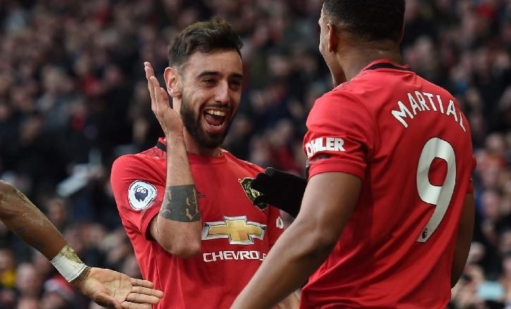 bruno fernandes and martial celebrate manchester city